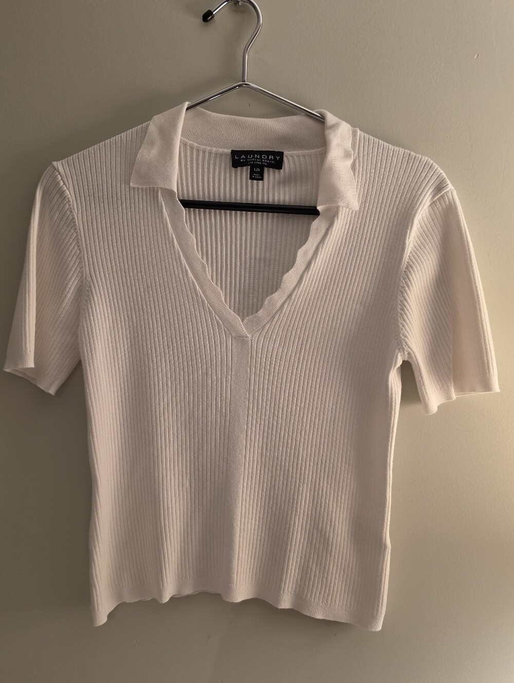 Laundry By Shelli Segal Cream Ribbed V-Neck Polo Short Sleeve Top. Size Large